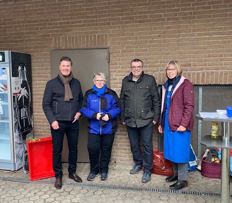Gülser SPD-Stadträte Detlev Pilger und Toni Bündgen zu Besuch bei einer Ausgabe der Gülser Tafel
