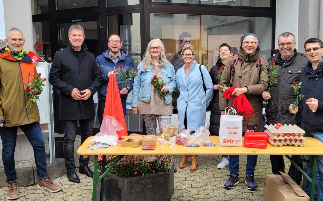 Auch bei schlechtem Wetter vor Ort: Gülser Genoss*innen bieten beim Osterstand in der Gulisastraße Dialogmöglichkeiten