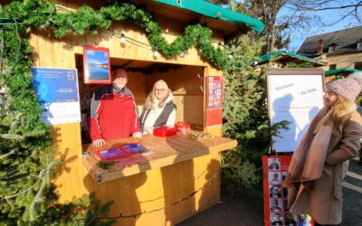 Kalender 2024 „Gülser Ansichten“ und roter Glühwein auf dem Adventsbasar