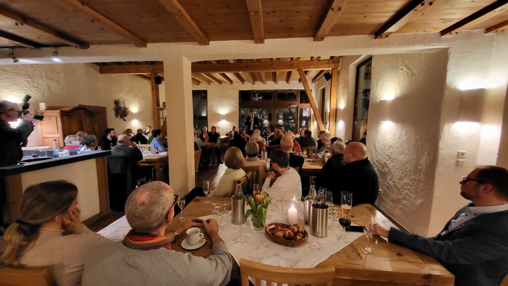 Minister Alexander Schweitzer vor vollbesetzem Publikum beim Neujahrsempfang in Güls