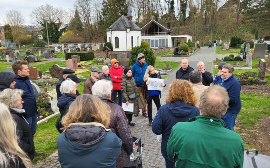 SPD Güls lud zu Friehofsbegehung ein: Geplante Entwicklung und Verbesserungsideen besprochen
